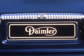 Indové chtějí vrátit zašlou slávu klasické značky Daimler.