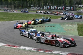 Závod vytrvalostní série Le Mans v Monze. Aston Martin druhý zprava.