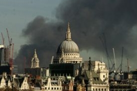 Dým z požáru se snesl i na londýnské centrum