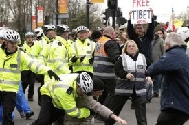 Štafetu olympijské pochodně Londýnem narušily protičínské protesty.
