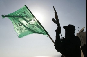 Člen Hamasu mává vlajkou svého hnutí v Gaze.