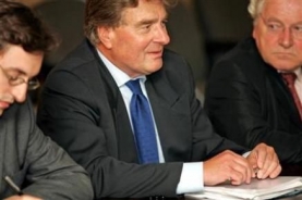 Nenasyta eurokrat Fritz-Harald Wenig (uprostřed, foto z roku 2005).