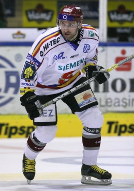 Hokejista Luboš Rob v dresu Sparty, s níž v roce 2005 získal titul.