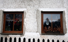 Okna domu v Luhu na Sokolovsku.