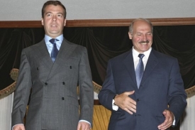 Lukašenko (vpravo) a Medveděv. Jako věrný vazal Moskvy...