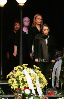 Herečky Jiřina Jirásková, Dagmar Havlová a Gabriela Vránová při obřadu