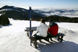 V Krkonoších a Krušných horách leží asi metr sněhu.