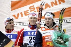 Trojice úspěšných - zleva Norové Näss a Svartedal a Švéd Jönnson.
