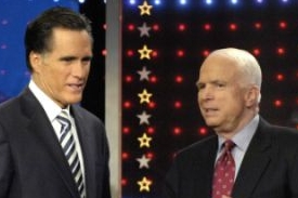 Republikánští kandidtáti Mit Romney (vlevo) a John McCain.