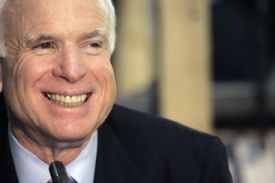 John McCain se může usmívat, ve voličských prefenrecích vede.
