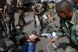 Policisté zatýkají v Antananrivu muže za rabování.