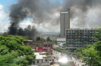Kouř nad hlavním městem Madagaskaru při pondělních protestech.