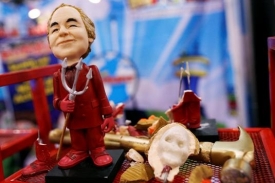 Madoff se ve své "slávě" dočkal i hračky ve formě své podobizny.