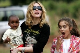 Madonna s dcerou Lourdes a malým Davidem Bandou