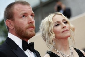 Madonna zůstane kvůli dětem i po rozvodu v Londýně.