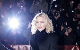 Madonna po příjezdu na Berlinale se zdraví s fanoušky.