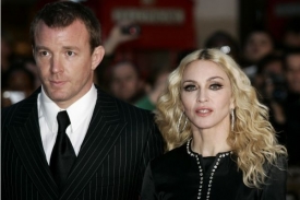 Madonna s b&yacute;val&yacute;m manželem Guyiem Ritchiem.