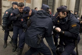 &Scaron;paněl&scaron;t&iacute; policist&eacute; zat&yacute;kaj&iacute; jednoho z protestuj&iacute;c&iacute;ch.