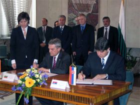 Ministr Petkov (vlevo) podepisuje pohraniční smlouvu se Srbskem.