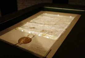 Kopie vzácné středověké listiny Magna Charta.