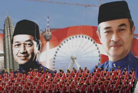 Obří plakát s Mahathirem (vlevo) a současným premiérem Badávím