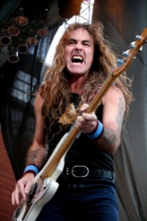 Steve Harris z kapely Iron Maiden rozproudil pražské publikum.