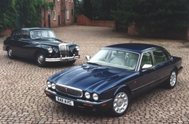 Za Daimler přejmenovaný Jaguar XJ minulé generace s klasickým daimlerem Majestic Major z let šedesátých.