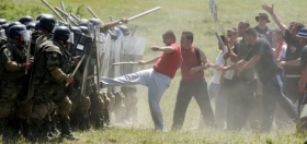 Makedonská policie nacvičuje zásah proti demonstrantům.
