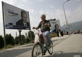 Volební plakáty albánské menšiny ve Skopje.