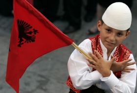 Albánský orel roztahuje svá křídla nad Albánii? Kampaň BDI (UDI).