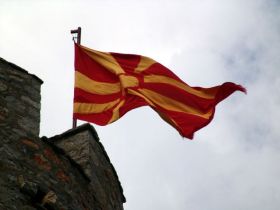 Po sporech s Řeky o verginské slunce má FYROM na vlajce slunce jiné.