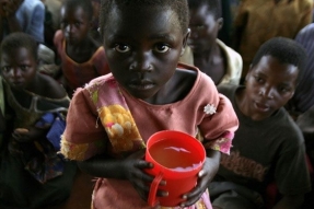 Sirotek v Malawi. Podobné snímky patří k základní výbavě humanitářů.