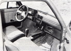 Uvnitř Fiatu 126p bylo i po modernizaci jen to nejnutnější.