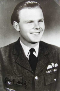 Pilot Milan Malý v uniformě RAF.