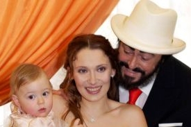 Pavarotti s druhou manželkou Nicolettou a dcerou Alice v roce 2003