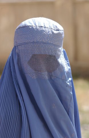 Sunnitská žena, Kábul, 2002.
