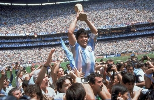 Diego Maradona s trofejí pro mistry světa v roce 1986.