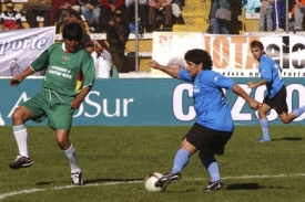 Maradona bojuje o míč s bolivijským prezidentem Moralesem.