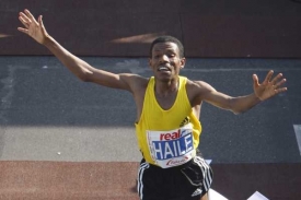 Nový světový rekordman v maratonu Haile Gebrselassie.