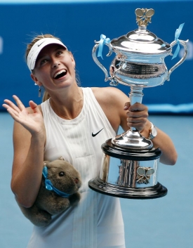 Maria Šarapovová s trofejí pro vítězku Australian Open.