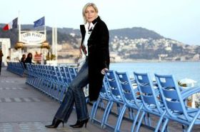 Marine Le-Pen pózuje pro novináře v Nice
