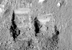 Pozůstatky po dvou vzorcích na Marsu, které odebrala sonda Phoenix.
