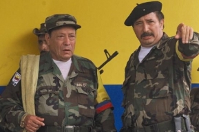 Nyní už mrtvá legenda Manuel Marulanda (vlevo).