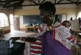 Masajská žena hlasuje v Bisselu, 120 km od Nairobi.