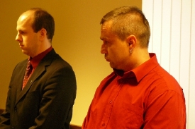 Obžalovaný Chytil (vpravo) a jeho advokát při vyhlašování rozsudku.