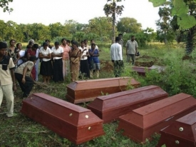Hromadný pohřeb obětí bojů.
