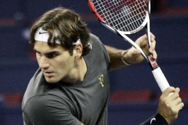 Roger Federer při tréninku v Šanghaji.