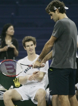 Roger Federer (vpravo) a Andy Murray při tréninku v Šanghaji.