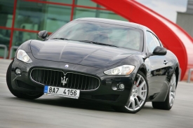 To není karoserie, ale umělecké dílo. Na kolemjdoucí Maserati GranTurismo funguje jak magnet, málokteré auto vzbudí tolik pozornosti.