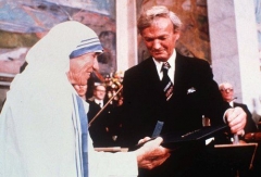 Matka Tereza přebírá Nobelovu cenu (Oslo, rok 1979).